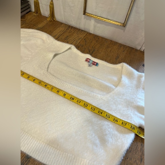 ❣️URBAN OUTFITTERS - White Fuzzy Cropped Sweater - Size L - Picture 8 of 9